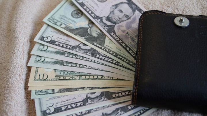 Бежавшие из России артисты просятся спеть на корпоративах у русских