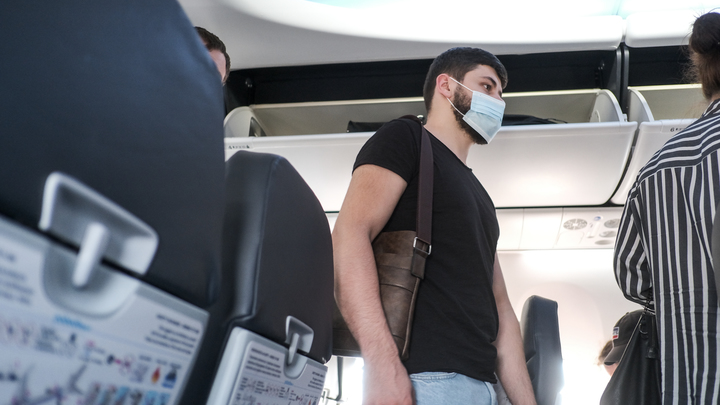 В аэропорту Сочи с рейса сняли двух дебоширов