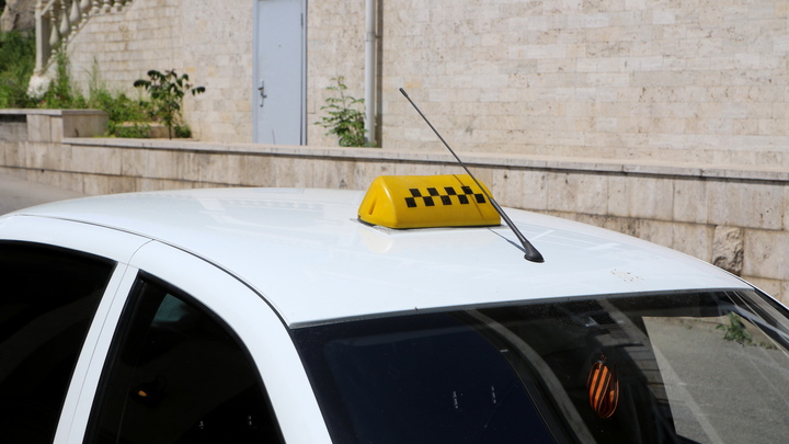 Цены – огонь: В Новосибирске из-за жары сильно подорожало такси