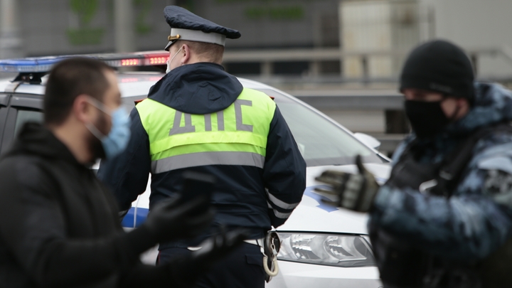 В Свердловской области манипулятор DAEWOO протаранил стену дома и три автомобиля