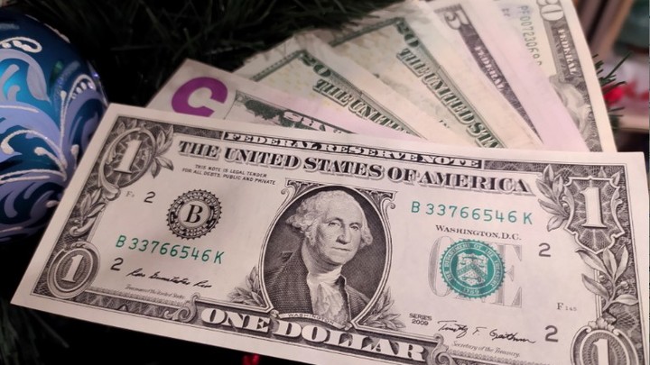 Прощание с долларом: Аналитик объяснил, что не так с американской валютой