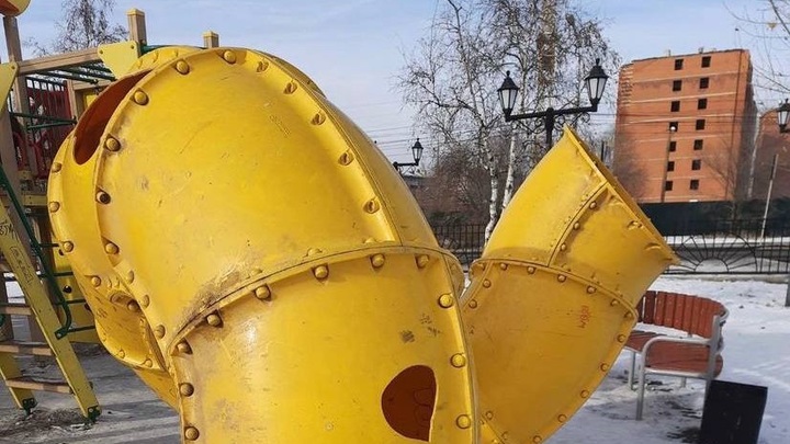 Неизвестные вандалы разбили горку в детском городке на КСК
