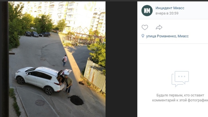 Утоптал асфальт ногами: в Челябинской области житель сам отремонтировал дорогу