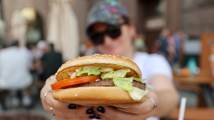 Гигиена под вопросом. После плевка в бургер сотрудник Вкусно — и точка назвал причину