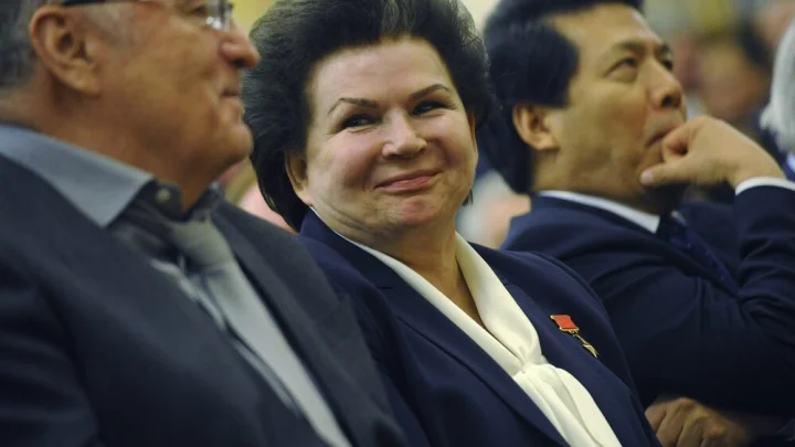 Терешкову пытались лишить госнаград. Но она снова идёт в Госдуму