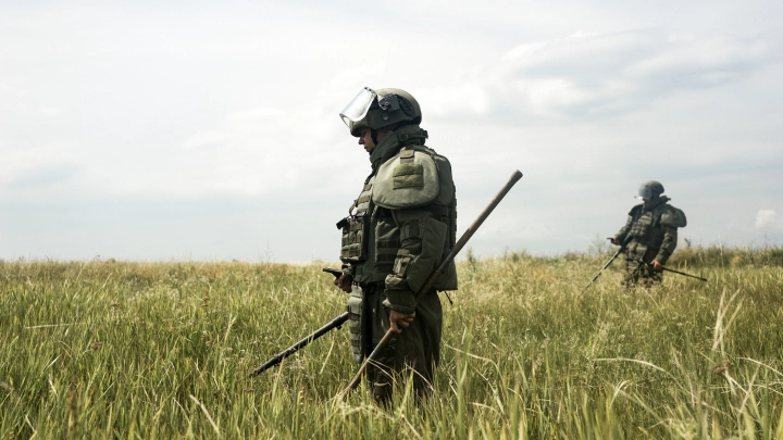 Осматривается каждый сантиметр: Русские сапёры рассказали о разминировании курского приграничья