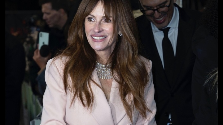 56-летняя актриса Джулия Робертс стала выглядеть моложе за счёт одного простого трюка