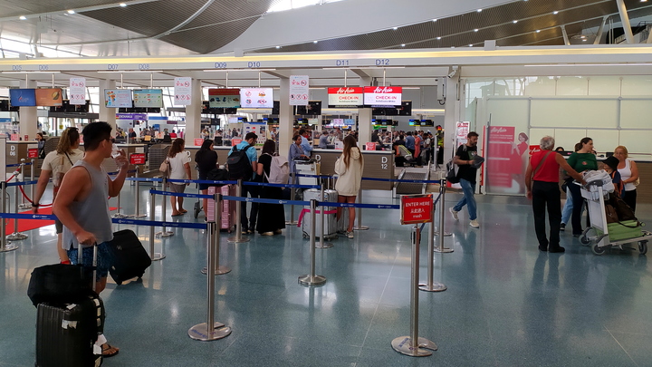 Туристы из Екатеринбурга не могут улететь из Армении из-за переноса рейса на неделю