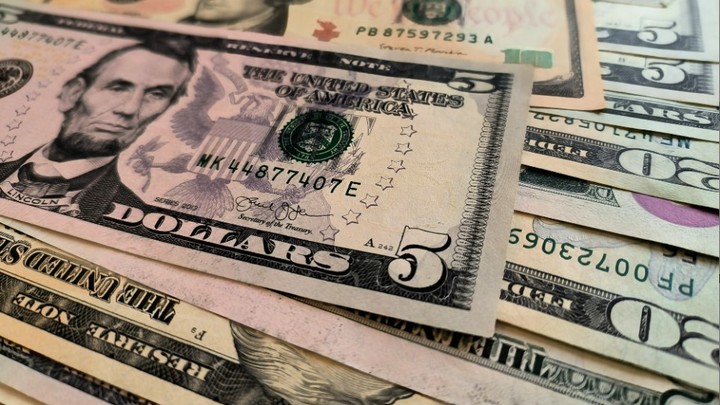 Рубль опять стремится в пике? Стоимость доллара бьёт июльские рекорды