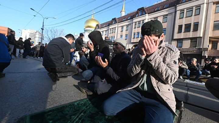 В Кемерове мигрантов депортируют после публичного намаза в супермаркете