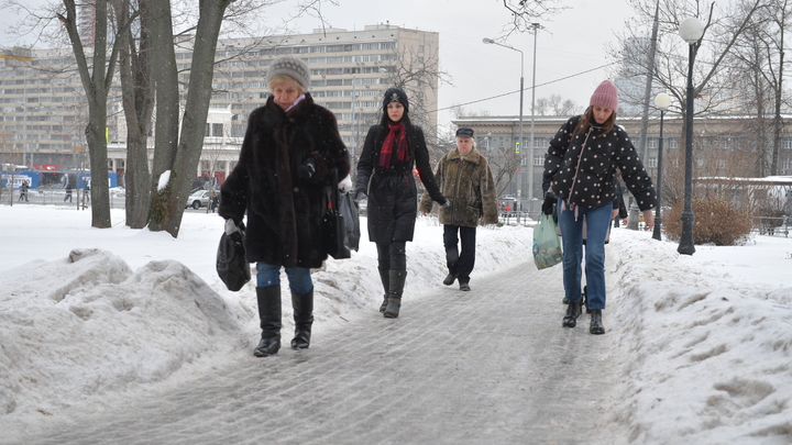 Дороги в Петербурге покрылись снегом и льдом