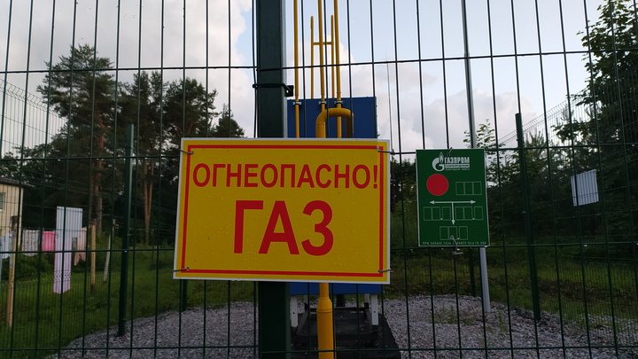 На трассе под Новосибирском Волга загорелась из-за газового баллона