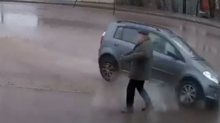 В Александрове автомобиль не вписался в поворот, чудом не сбил пешехода и повис на заборе