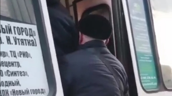 Кильке в банке просторнее: в Кургане набитый людьми автобус еле закрыл двери
