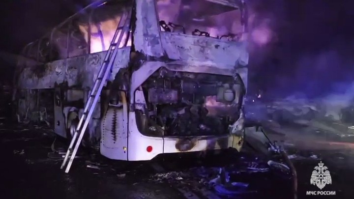 МЧС показало видео сгоревших грузовика и автобуса с места аварии под Краснодаром