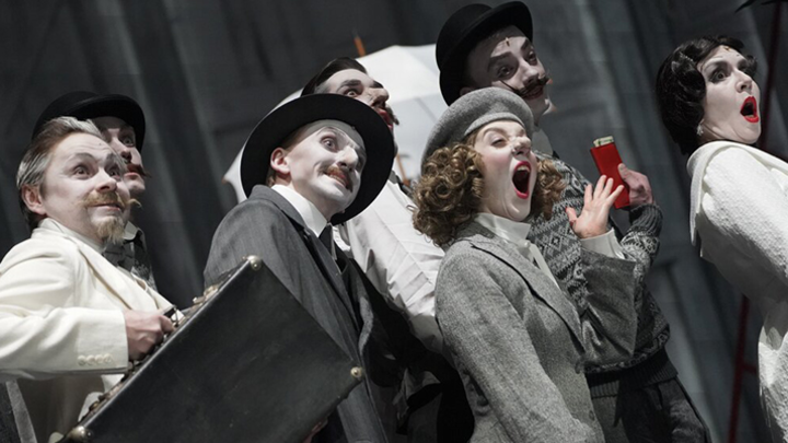 Меня изнутри просто разрывало. Беглецы-предатели страдают без таблеток и кофе с эклерами