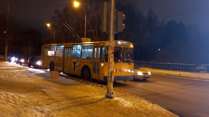 Сотни екатеринбуржцев с утра опоздали на работу - в городе остановился электротранспорт