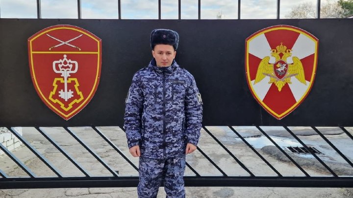 В Анапе росгвардеец вынес из огня пожилых супругов