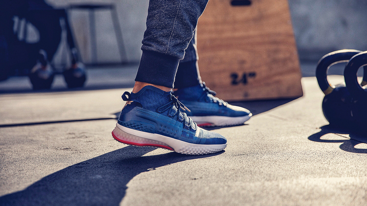 Врач-ортопед рассказал о вреде постоянного ношения кросовок