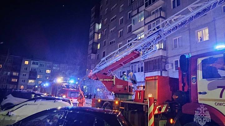 Сотрудники МЧС спасли 11 детей при пожаре в Омске