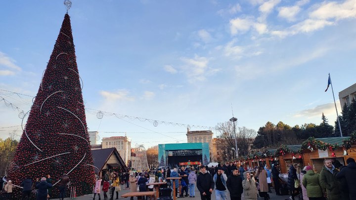 В Кишиневе открыли Рождественскую елку