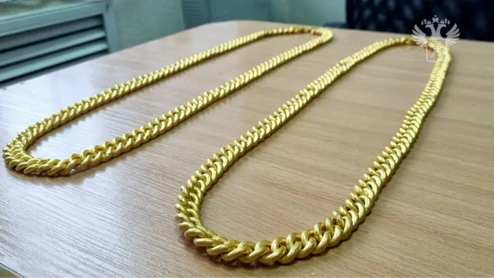 В аэропорту Грозного женщины пытались вывезти две золотые цепи по 1 килограмму