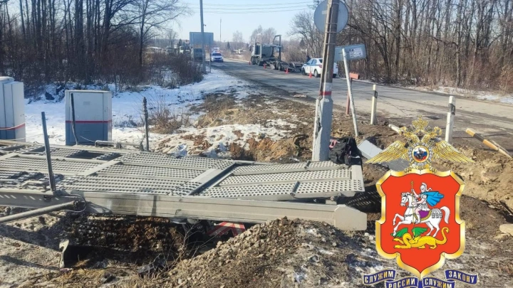 В Подмосковье поезд снёс выехавший на переезд грузовик