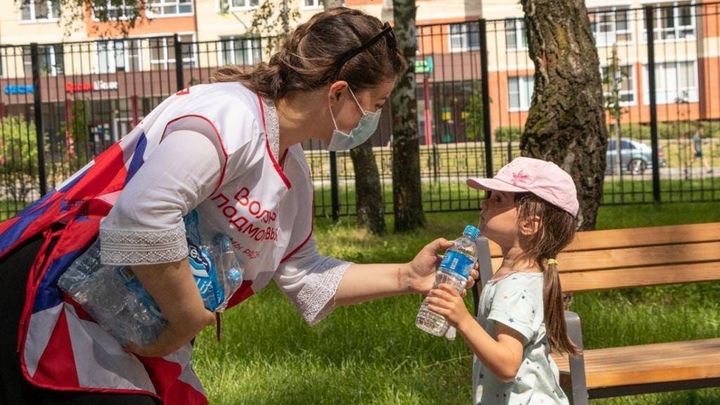 Свою надо иметь! В подмосковных парках раздают воду детям безответственных родителей