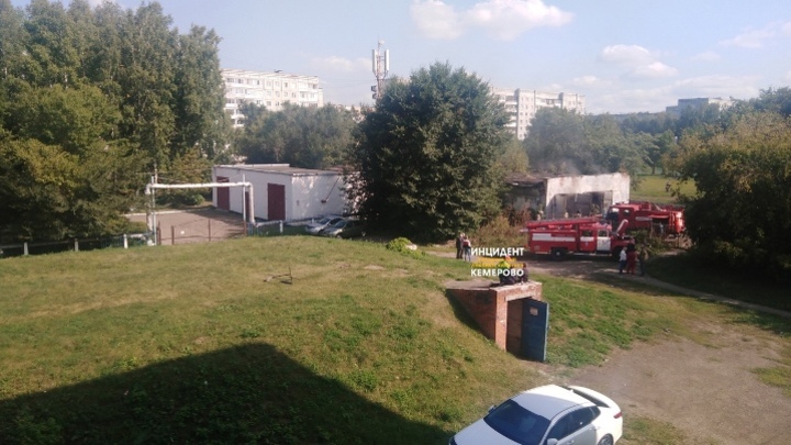 На территории школы в Кемерове произошел пожар