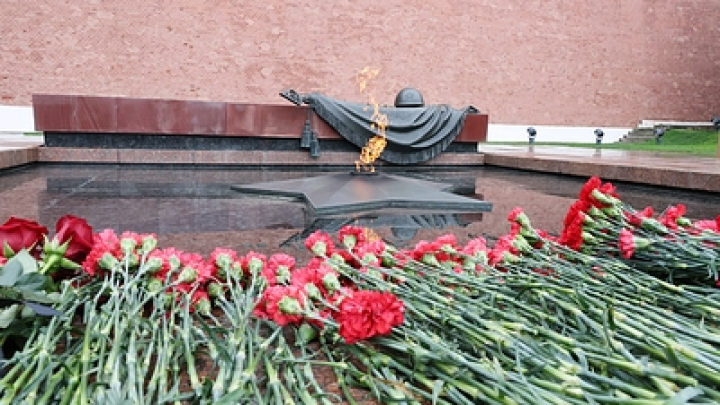 В Челябинской области мужчина кувалдой разгромил мемориал воинам СВО