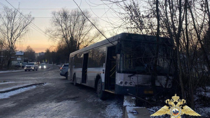 В Ногинске рейсовый автобус с 17 пассажирами влетел в ограждение