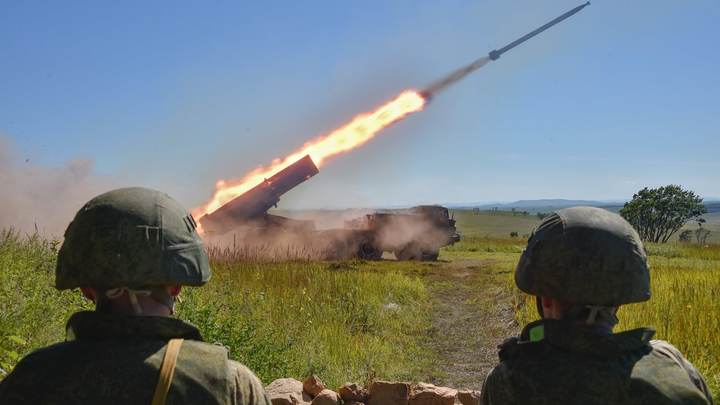 Бойцы русской армии планомерно уничтожают западное вооружение, привезённое Петром Порошенко