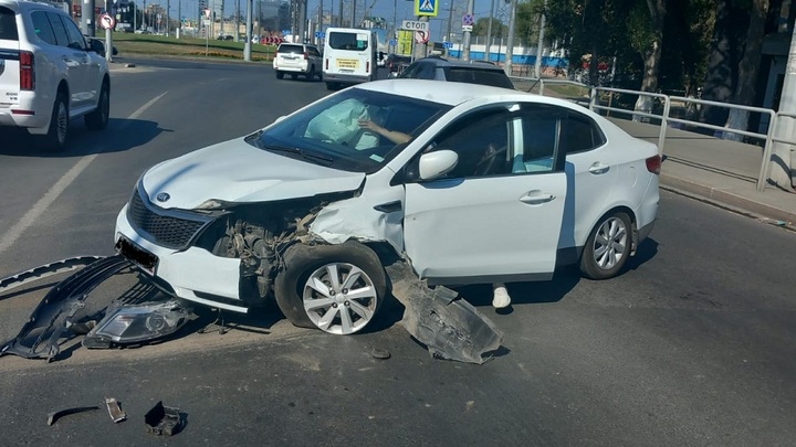 В Самаре Kia влетела в металлическое ограждение на Московском шоссе. Двое пострадали