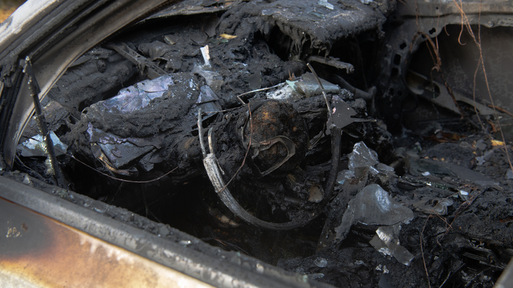В огне на Дунайском погибла BMW. Дорогой Lexus и Mazda отделались ожогами