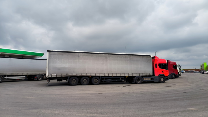 Один человек пострадал в ДТП с перевернувшимся тягачом Volvo в Забайкалье