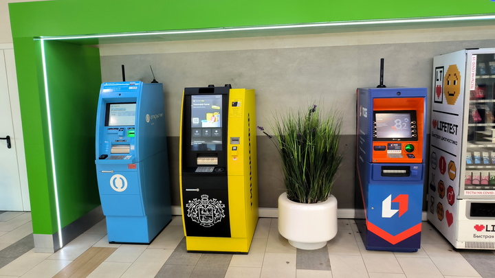 SHOT: Из ТЦ подмосковной Истры на тележке вывезли банкомат с 2 млн рублей