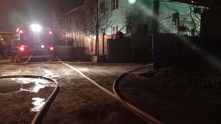 Ночью в Екатеринбурге сгорело двухэтажное здание, из которого эвакуировались 50 человек