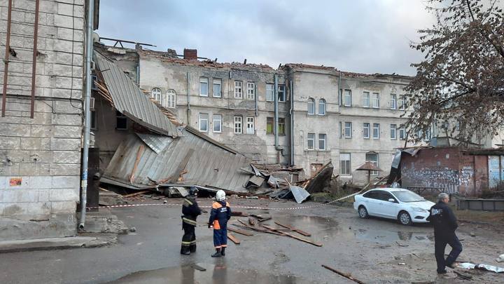 Шторм повалил 17 деревьев и 4 остановки в Новосибирске