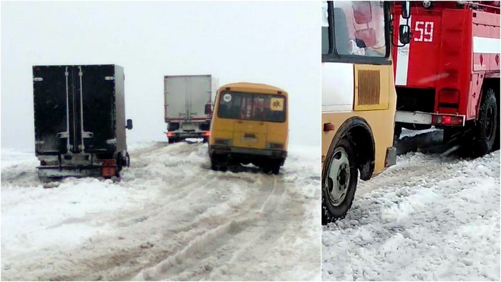 В Челябинской области два школьных автобуса с детьми застряли в снегу