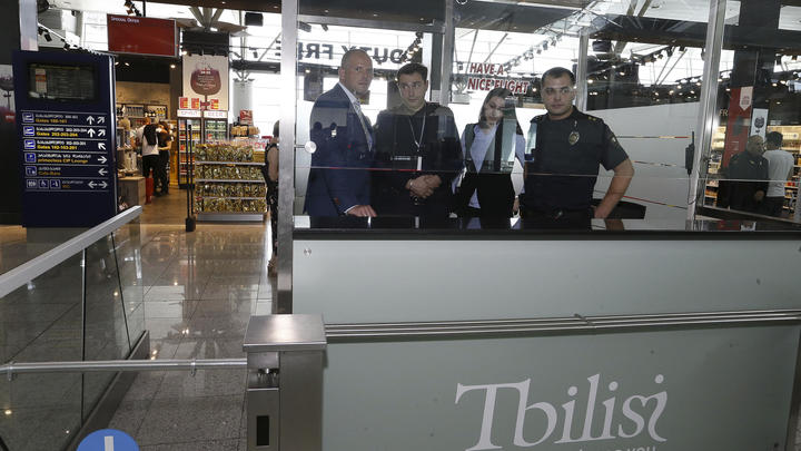 Бегущих из России предателей в Грузии встретили стыдным плакатом