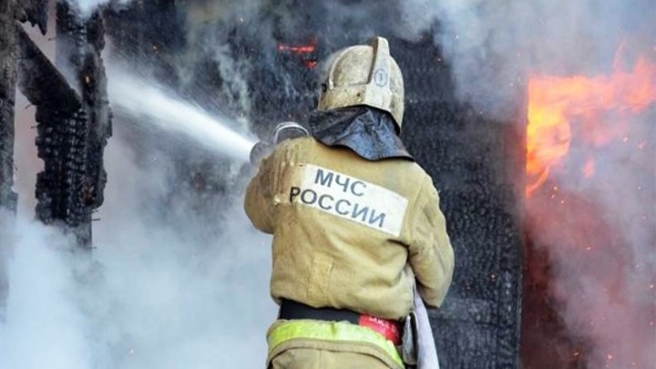 В Ростовской области при пожаре в частном доме погиб 49-летний мужчина
