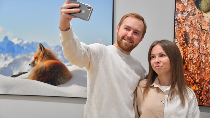 Почти половина жителей России хранит фотографии своей первой любви и даже вспоминает о них