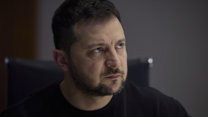 Британцы жёстко высмеяли Зеленского после слов о причастности России к крушению самолёта: Мошенник
