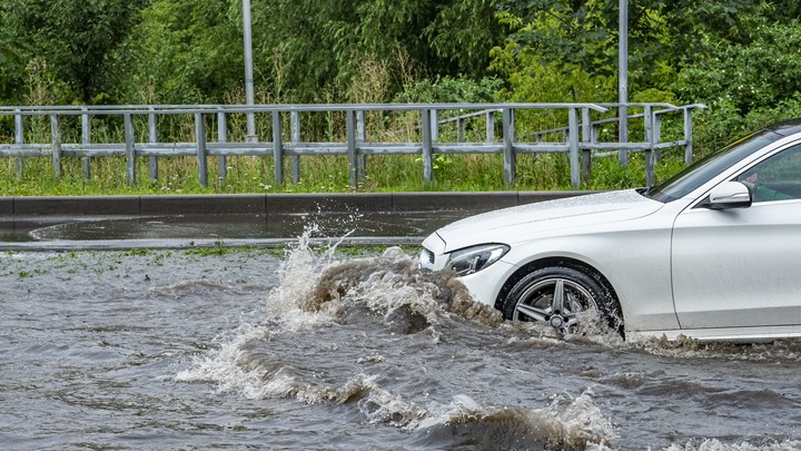 Водителям порекомендовали не измерять глубину луж после проливных дождей в Москве