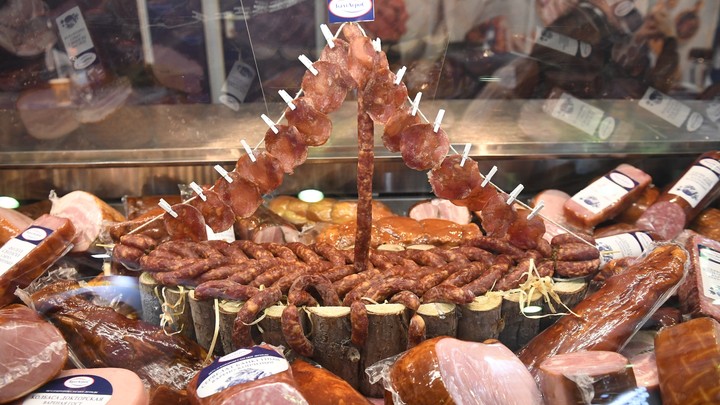 Судороги, тошнота, обморок: В Россию завезли опасную колбасу