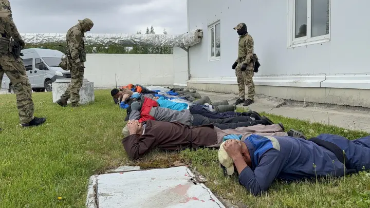 Рыбный день: спецназ провёл облаву на мигрантов-нелегалов в цехах морепродуктов на Урале
