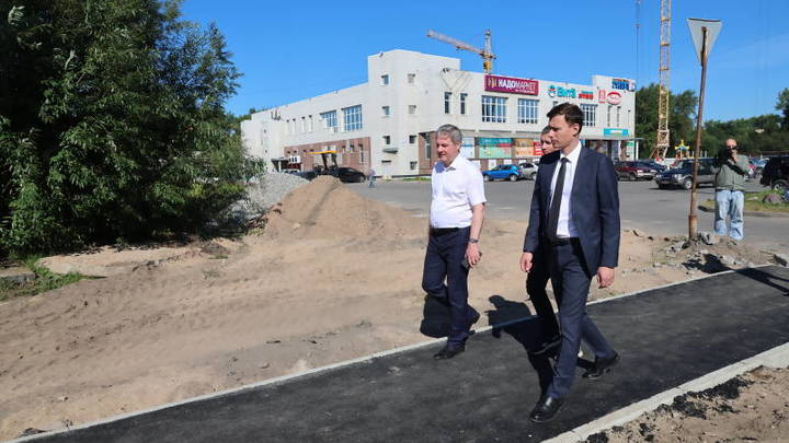 Дмитрий Морев проверил качество новых тротуаров в Архангельске
