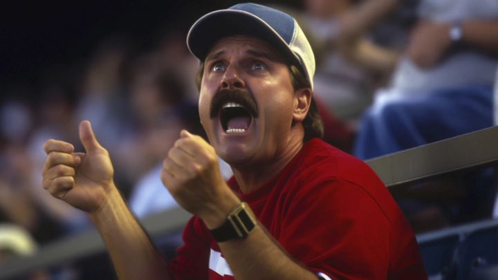 Русский хоккеист за 15 секунд уложил канадца и американца. Зря Мур решил сбросить перчатки