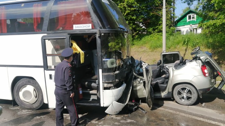 В Боголюбово туристический автобус с детьми смял и протащил до забора автомобиль с водителем