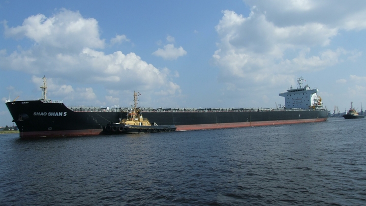 Судно, загруженное украинским зерном, подорвалось на мине в Черном море